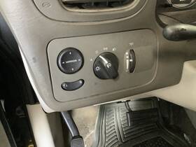 659.ch1605 Town Coun 2005 Dash/interior/seat Switch 307458