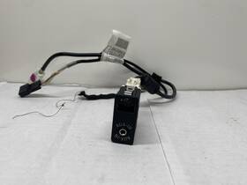 61319129651-02 Bmw 2009-2011 328i Usb Aux-in Audio Socket Port Plug Oem Factory