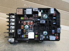 84974743 Chevrolet 18-21 Chevy Equinox Engine Fuse Box Relay Junction Panel Compartment