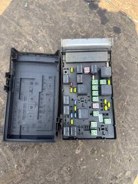 P05144507ae Dodge Chrysler Jeep Oem 2001-2007 Caravan 3.3l At Fuse Box Relay Unit