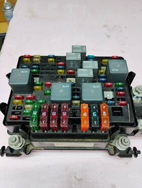 15328827-03 Gm 2001-2002 Chevy 2500hd 2500 Hd Lb7 Duramax Underhood Fuse Box Dt