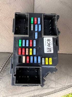 663.gm9i11 Gmc Truck Yukon Xl 1500 2011 Fuse Box Cabin 20828606 01 Acb
