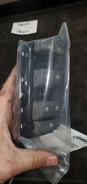 641-10711 Hyundai Elantra 2023 Front Door Switch 1154868