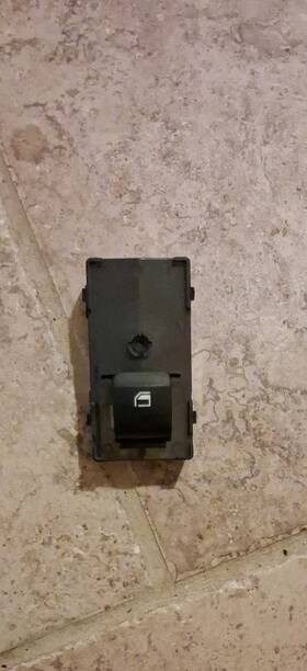 Hyundai 93581-aa0004x Oem Window Switch Part # Used