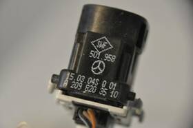 209-820-35-10-9116 Mercedes-benz 1 Dh-36 20982035109116 Oem Used Window Switch Right Swf 501.958