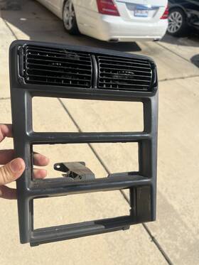 Yr3x-6304302-aa Mustang 1998-2004 Ford Radio Climate Control Center Dash Panel Bezel Ac Vent Oem