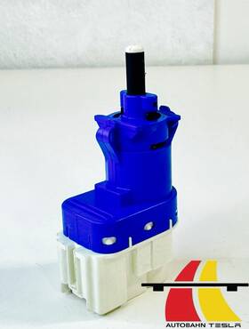 1005124-00 Tesla 2012 - 2021 Model S And X Brake Light Switch